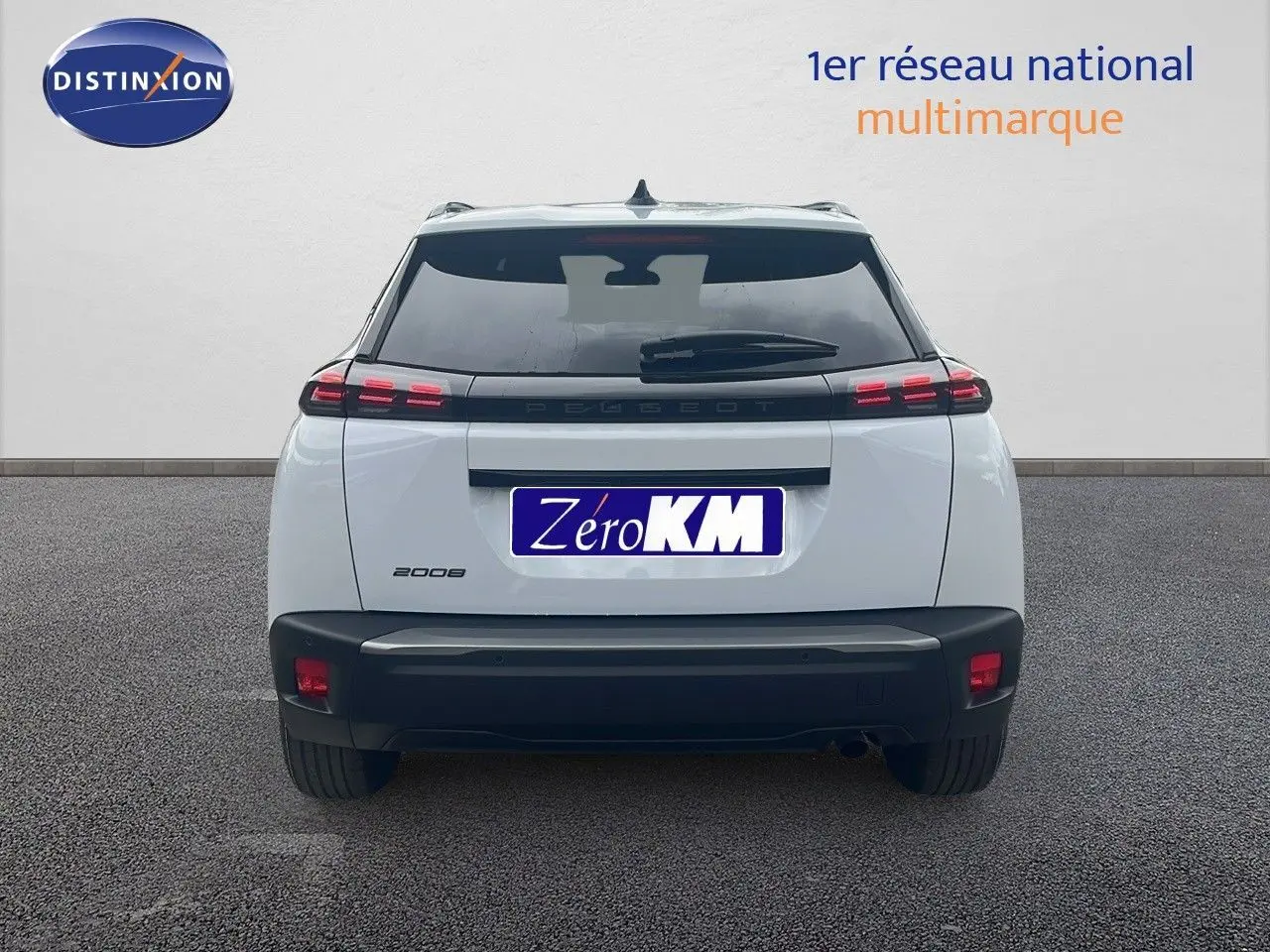 Vue arrière d'un Peugeot 2008 blanc Okenite Metal avec feux LED distinctifs et lunette arrière teintée.