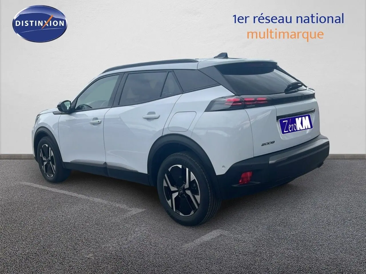 Peugeot 2008 blanc Okenite métal vu en 3/4 arrière droit avec toit noir et jantes bi-ton distinctives.