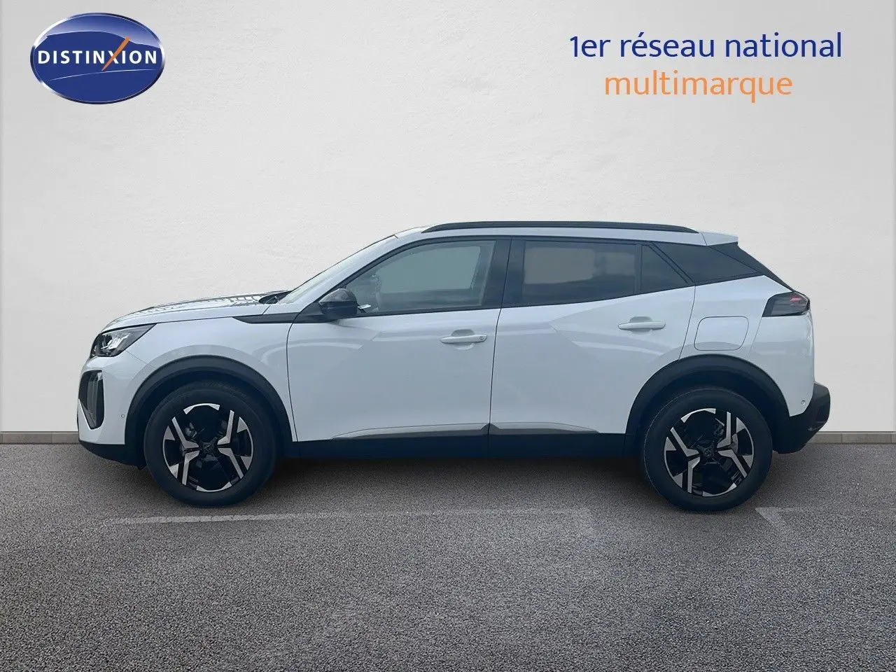 Profil droit du Peugeot 2008 blanc Okenite Metal 2025 avec jantes noires et toit contrasté noir.