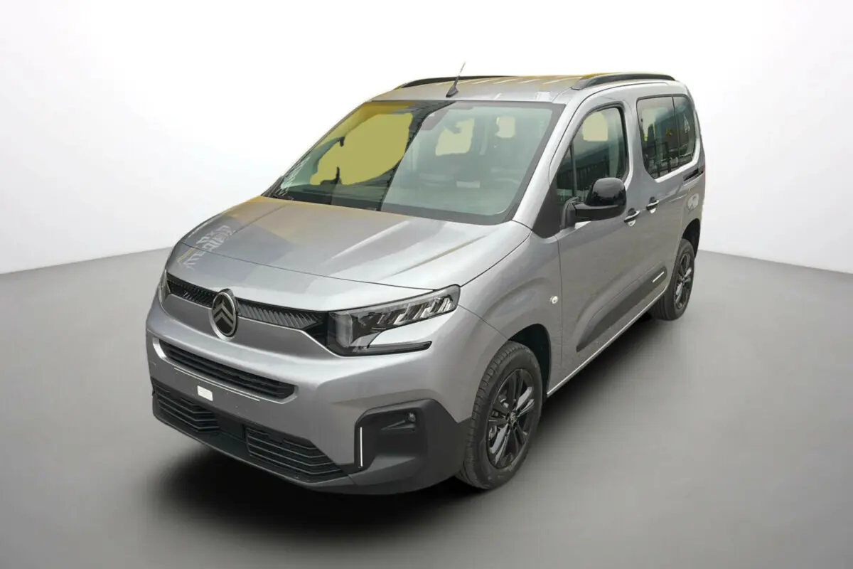 Citroën Berlingo BlueHDi 130 EAT8 Max gris Artense en vue 3/4 avant droit, avec calandre noire et jantes foncées.