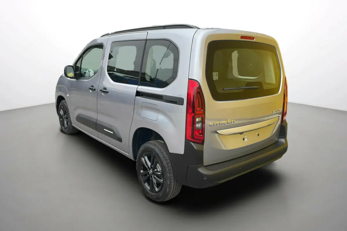 Vue 3/4 arrière droite du Citroën Berlingo 2025 gris artense avec vitres teintées et jantes noires.