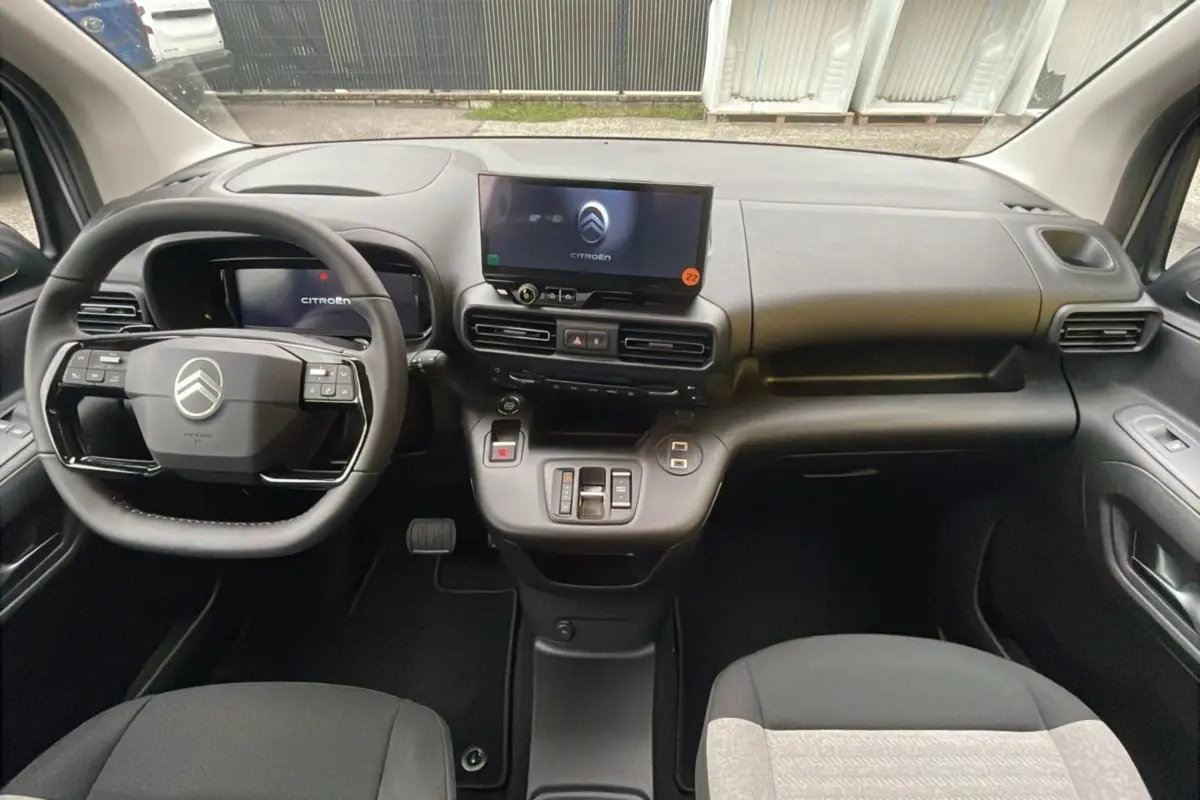 Intérieur du Citroën Berlingo 2025 BlueHDi 130 EAT8 Max, vue frontale sur tableau de bord et volant noir.