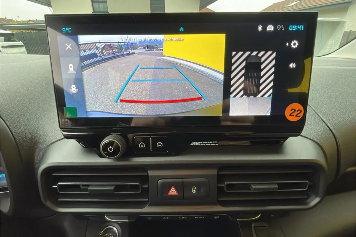 Écran tactile du tableau de bord du Citroën Berlingo 2025 affichant la caméra de recul et l'aide au stationnement