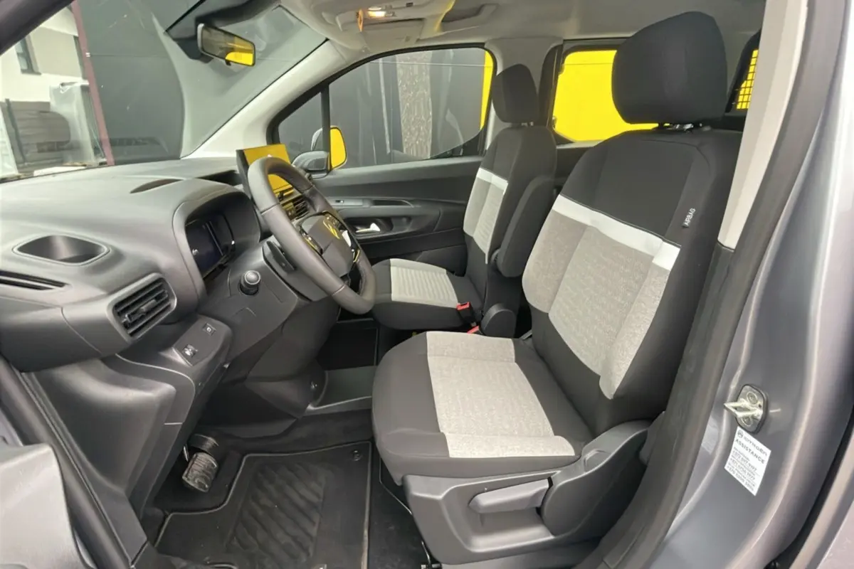 Intérieur avant du Citroën Berlingo BlueHDi 130 EAT8 Max 2025 en gris artense, sièges bicolores noir et gris clair.