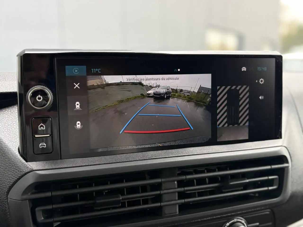 Écran tactile intérieur montrant la caméra de recul du Citroën Jumpy noir Perla avec lignes de guidage colorées.