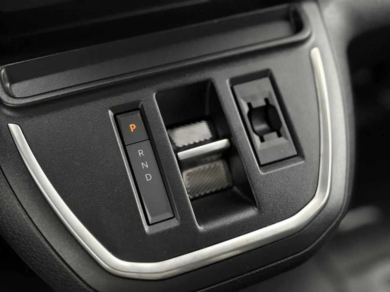 Gros plan sur la commande de boîte automatique noire du Citroën Jumpy M 2.0 BlueHDi 180 EAT8, avec indication P en orange.