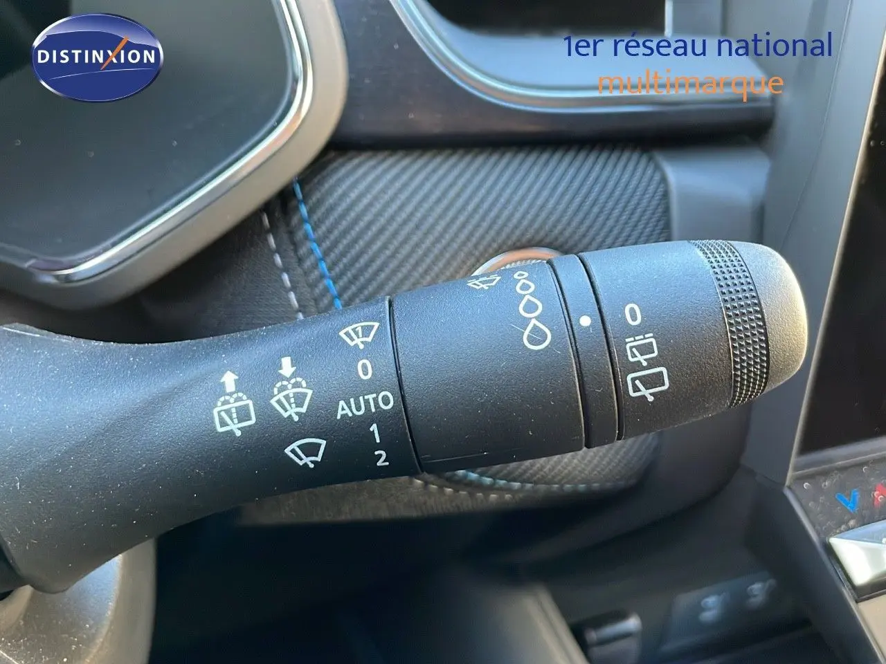 Gros plan sur la commande des essuie-glaces du Renault Captur E-Tech hybride 2025 avec finition Esprit Alpine.