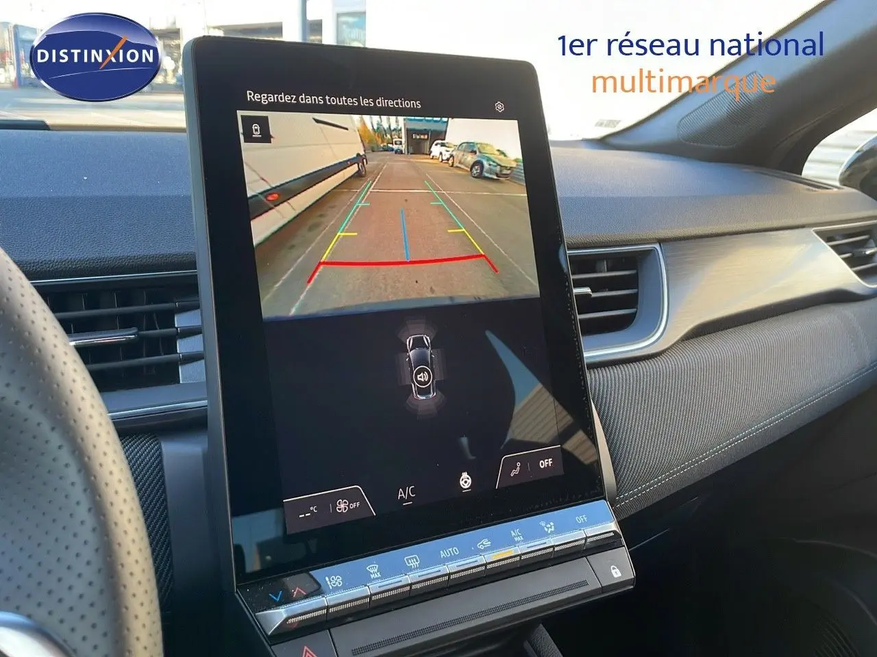 Intérieur du Renault Captur 2025 montrant l'écran tactile central avec caméra de recul et tableau de bord moderne.