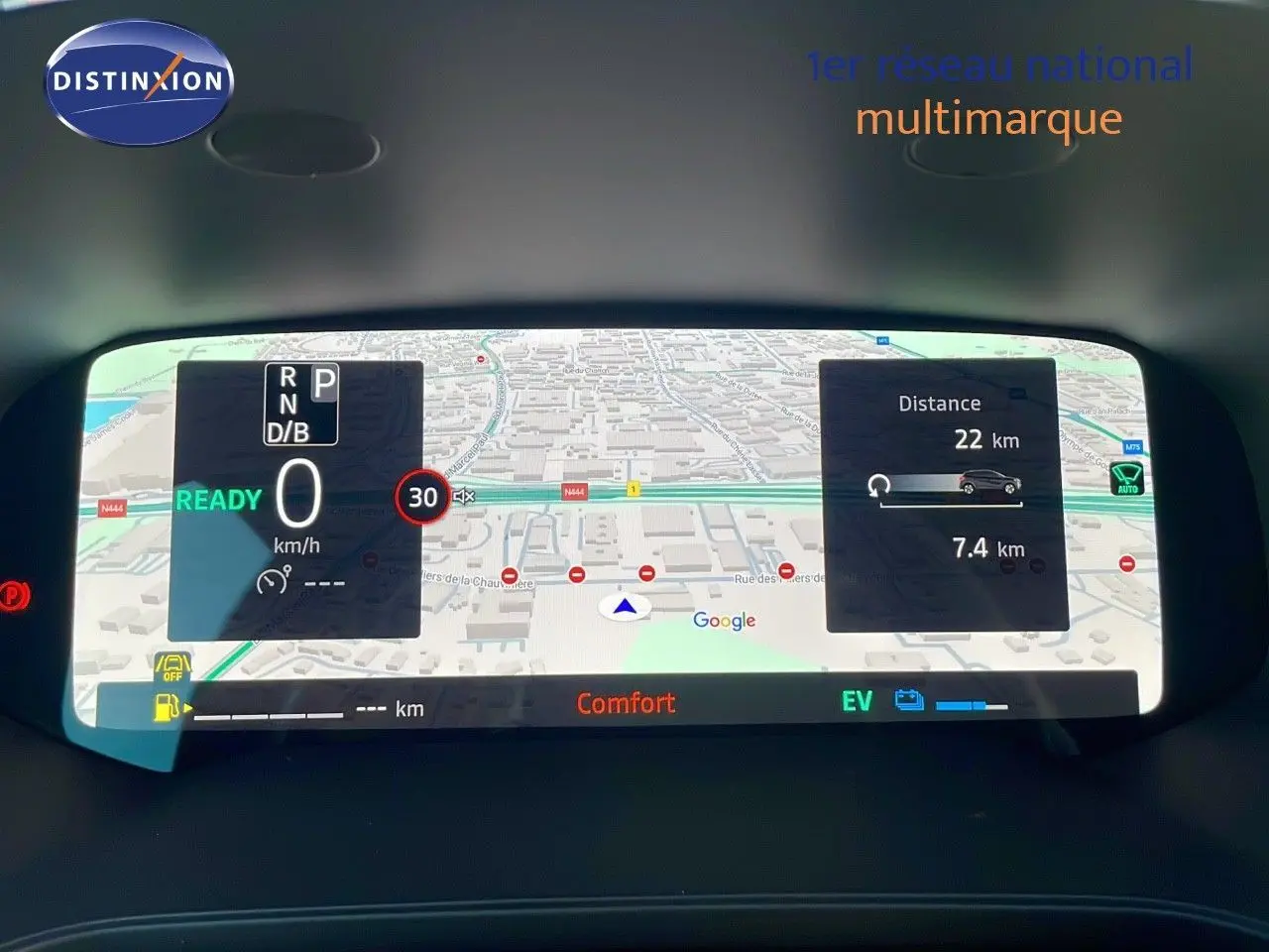 Tableau de bord numérique du Renault Captur E-Tech hybride 2025 affichant navigation et informations de conduite.