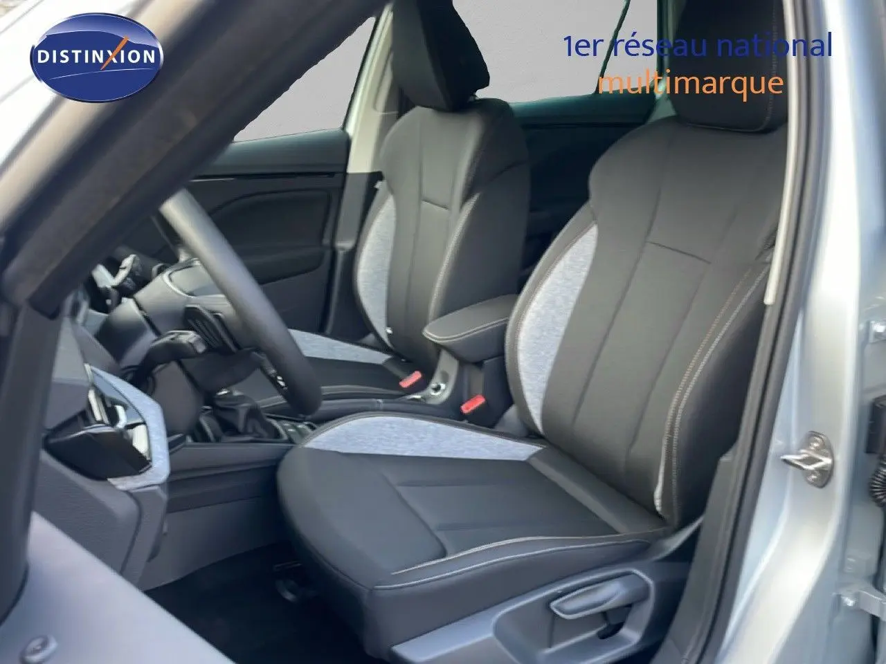 Intérieur du Skoda Kamiq 2025 en gris argent, vue côté gauche sur les sièges avant bi-matière tissu et cuir.