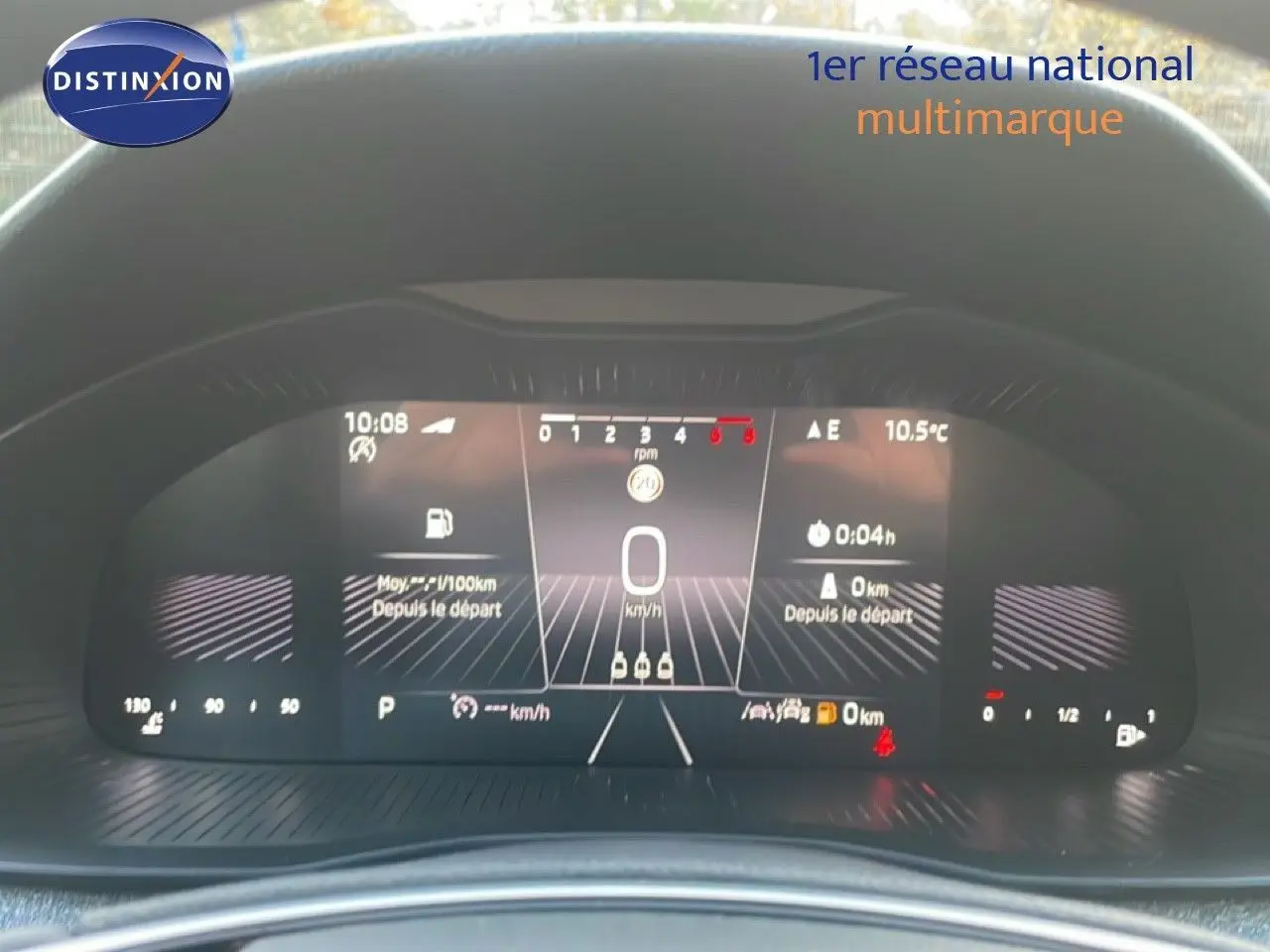 Tableau de bord numérique du Skoda Kamiq 2025 affichant vitesse, température et informations de trajet.