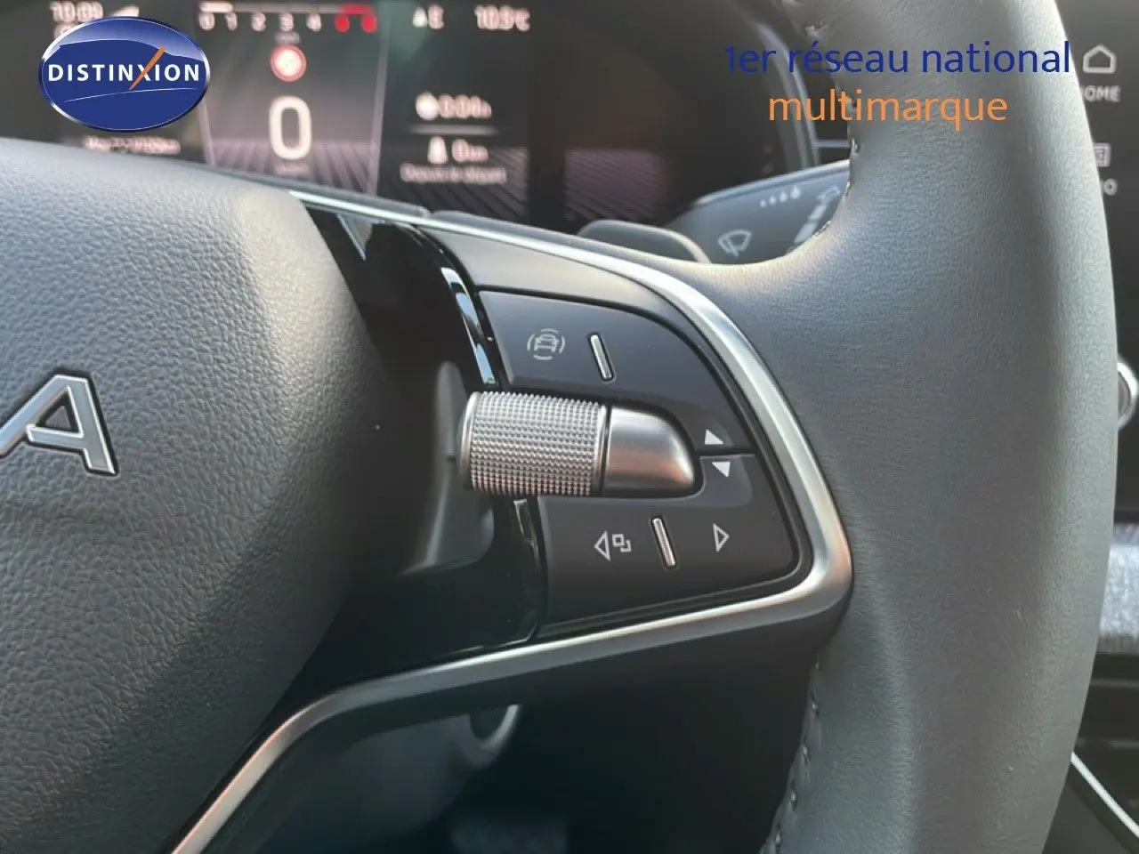 Gros plan sur les commandes multifonctions en métal et plastique noir du volant cuir gris du Skoda Kamiq 2025.