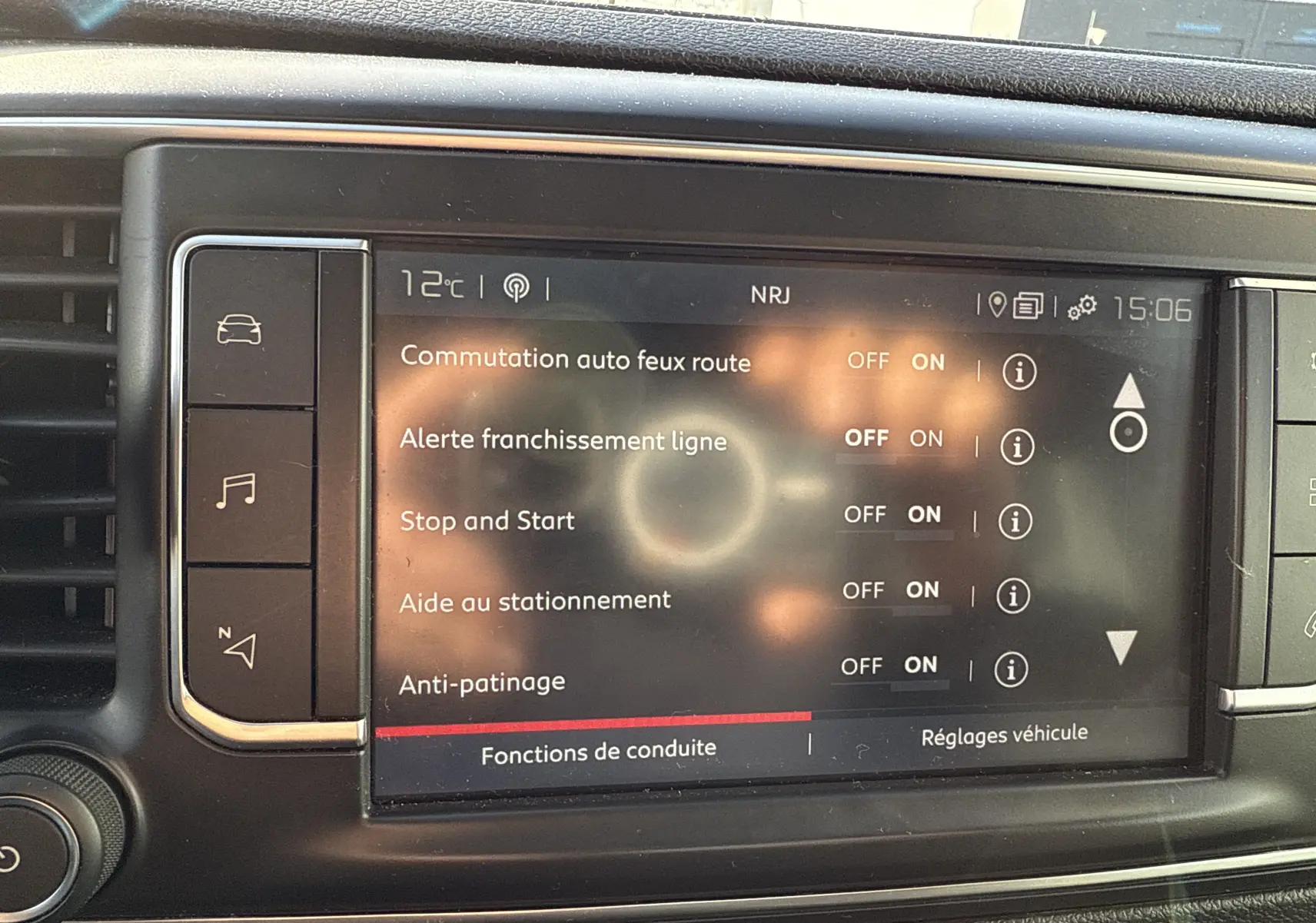 Écran tactile central du tableau de bord du Fiat Scudo gris, affichant les réglages des aides à la conduite.