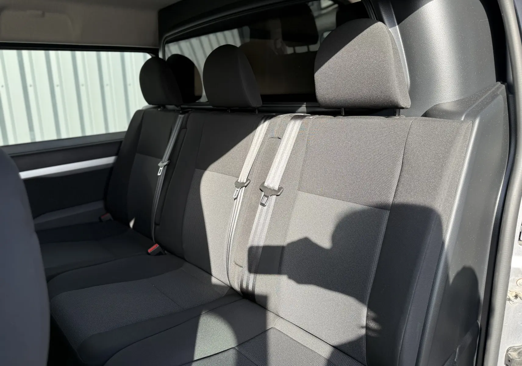 Vue intérieure côté droit des sièges arrière en tissu gris du FIAT Scudo Cabine Approfondie 2022, version Pro Lounge XL.