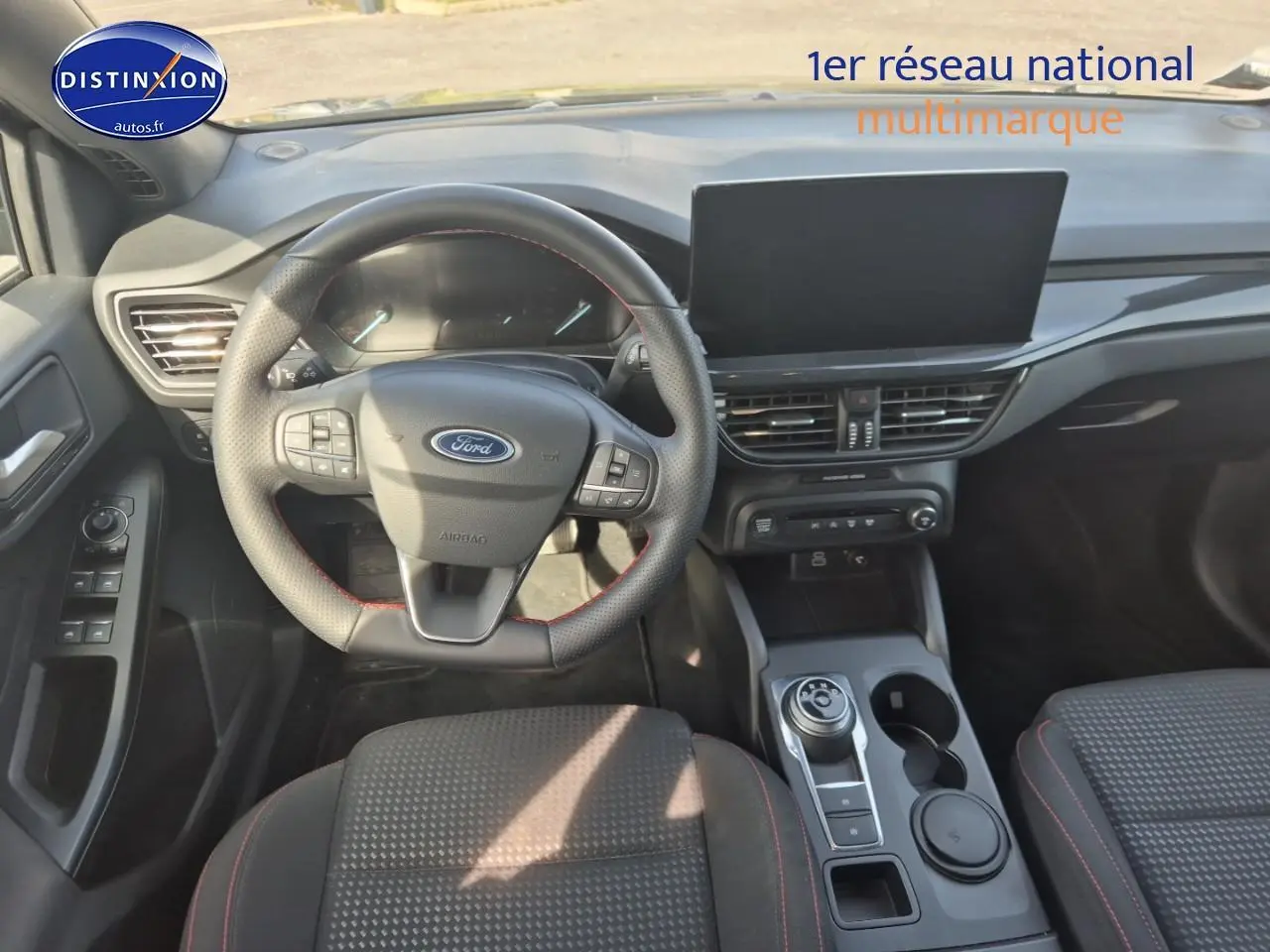 Vue intérieure avant de la Ford Focus 1.5 Ecoblue 115 ST-Line 2024 avec volant cuir perforé et écran tactile central.