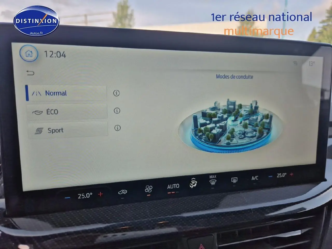 Écran tactile central de la Ford Focus 2024 gris magnétique affichant les modes de conduite en intérieur.