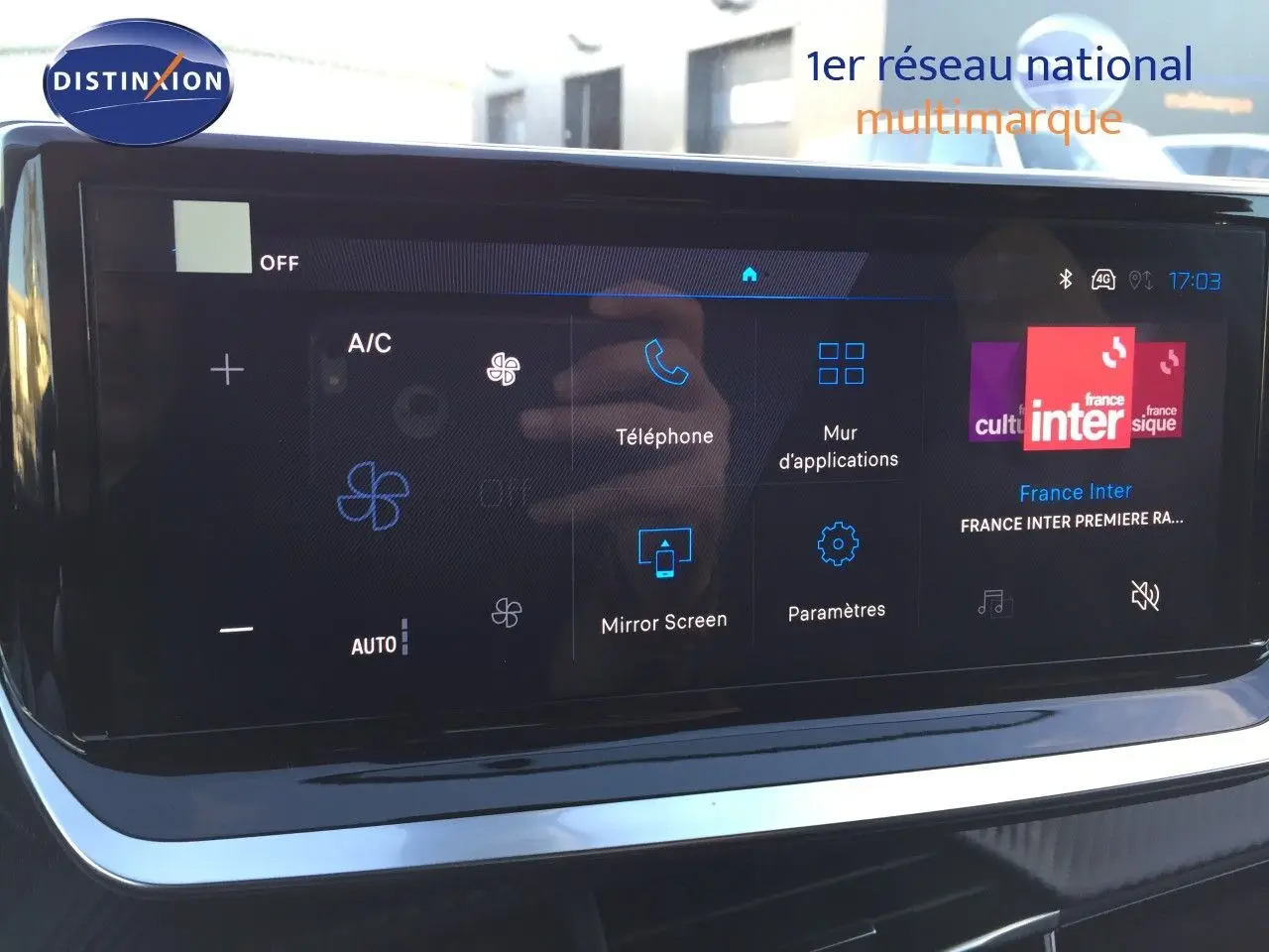 Écran tactile central de la Peugeot 208 hybride 2025 affichant les options téléphone et climatisation.