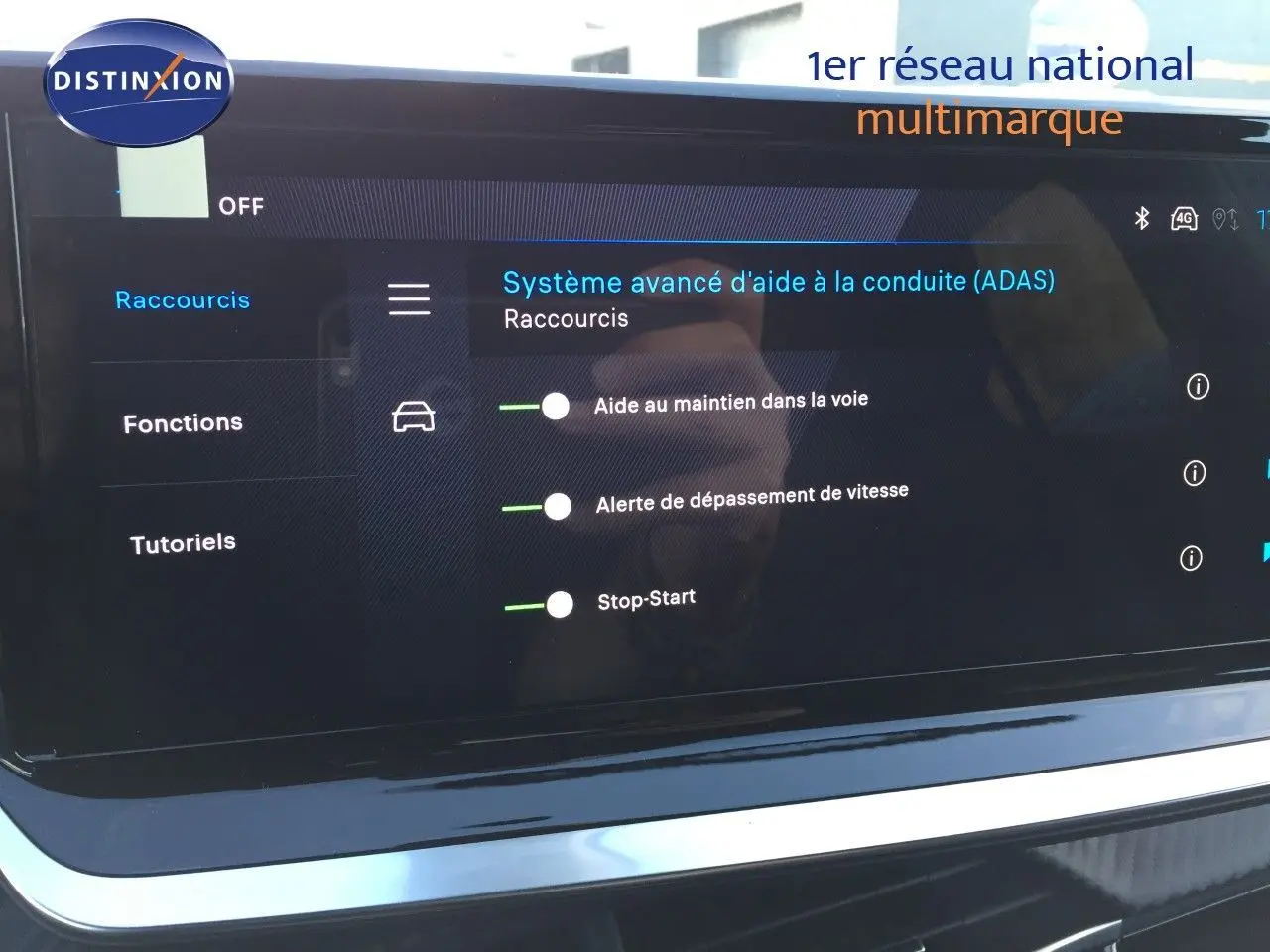 Vue de face du tableau de bord de la Peugeot 208 gris sélénium, affichant les options avancées d'aide à la conduite.