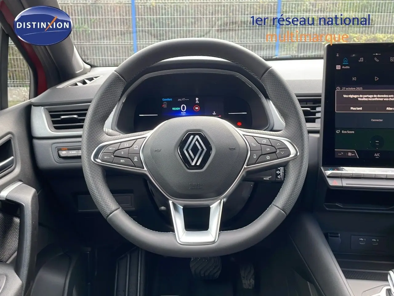 Vue frontale du volant Renault Captur E-Tech hybride 2025, avec tableau de bord digital et écran tactile central.