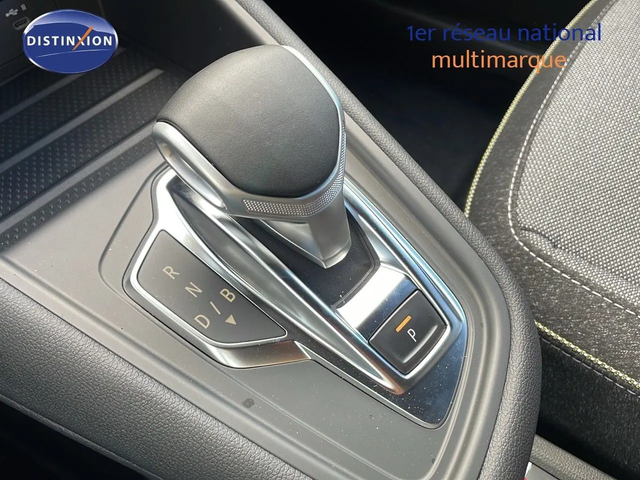 Le levier de vitesses automatique du Renault Captur E-Tech hybride, avec console noire et sellerie tissu gris.