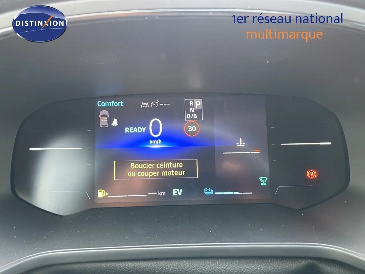 Tableau de bord numérique du Renault Captur E-Tech hybride 2025 affichant vitesse zéro et alertes de sécurité.