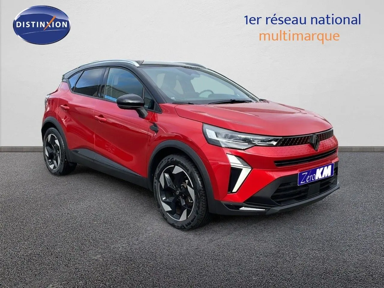 Renault Captur E-Tech hybride rouge passion avec toit noir, vue 3/4 avant droit sur fond neutre.