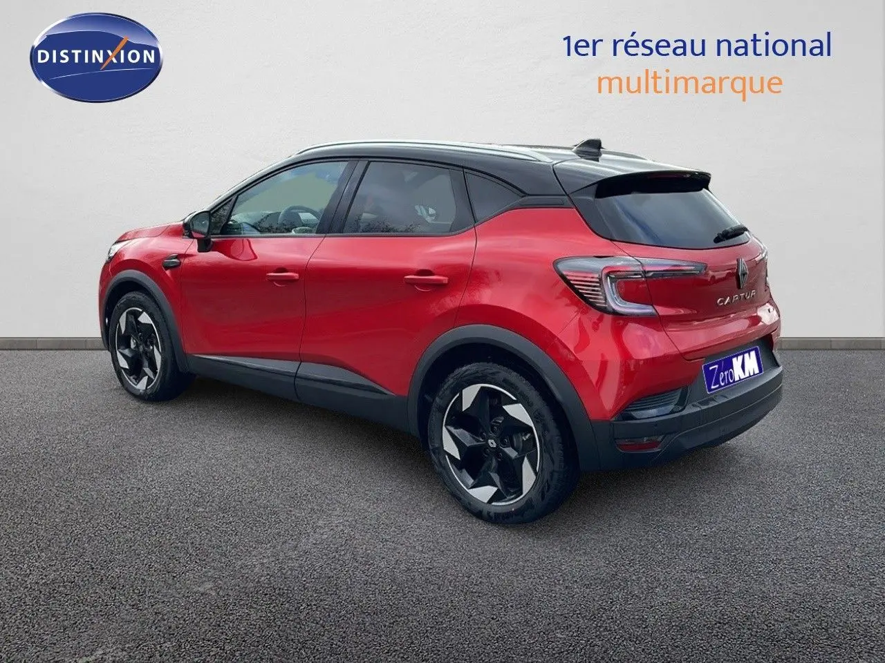Renault Captur E-Tech hybride rouge passion avec toit noir, vue 3/4 arrière côté gauche, jantes noires et grises.