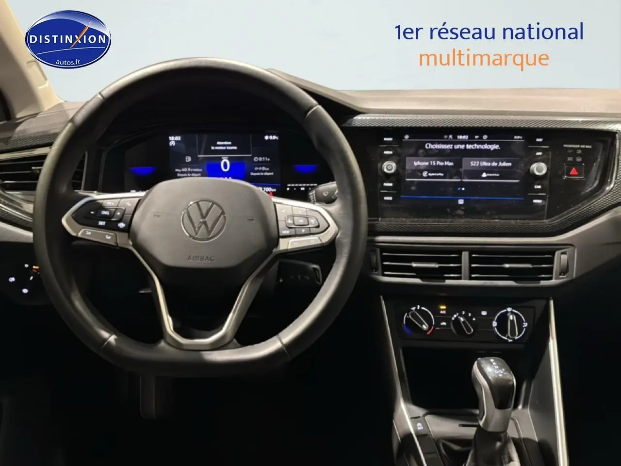 Vue intérieure frontale du tableau de bord de la Volkswagen Polo gris cendre avec volant cuir multifonction et écran tactile 8 pouces.