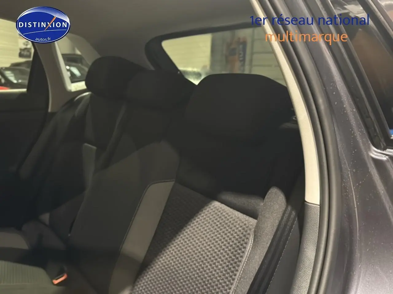 Vue intérieure côté droit montrant les sièges arrière en tissu noir de la Volkswagen Polo gris cendre 2025.