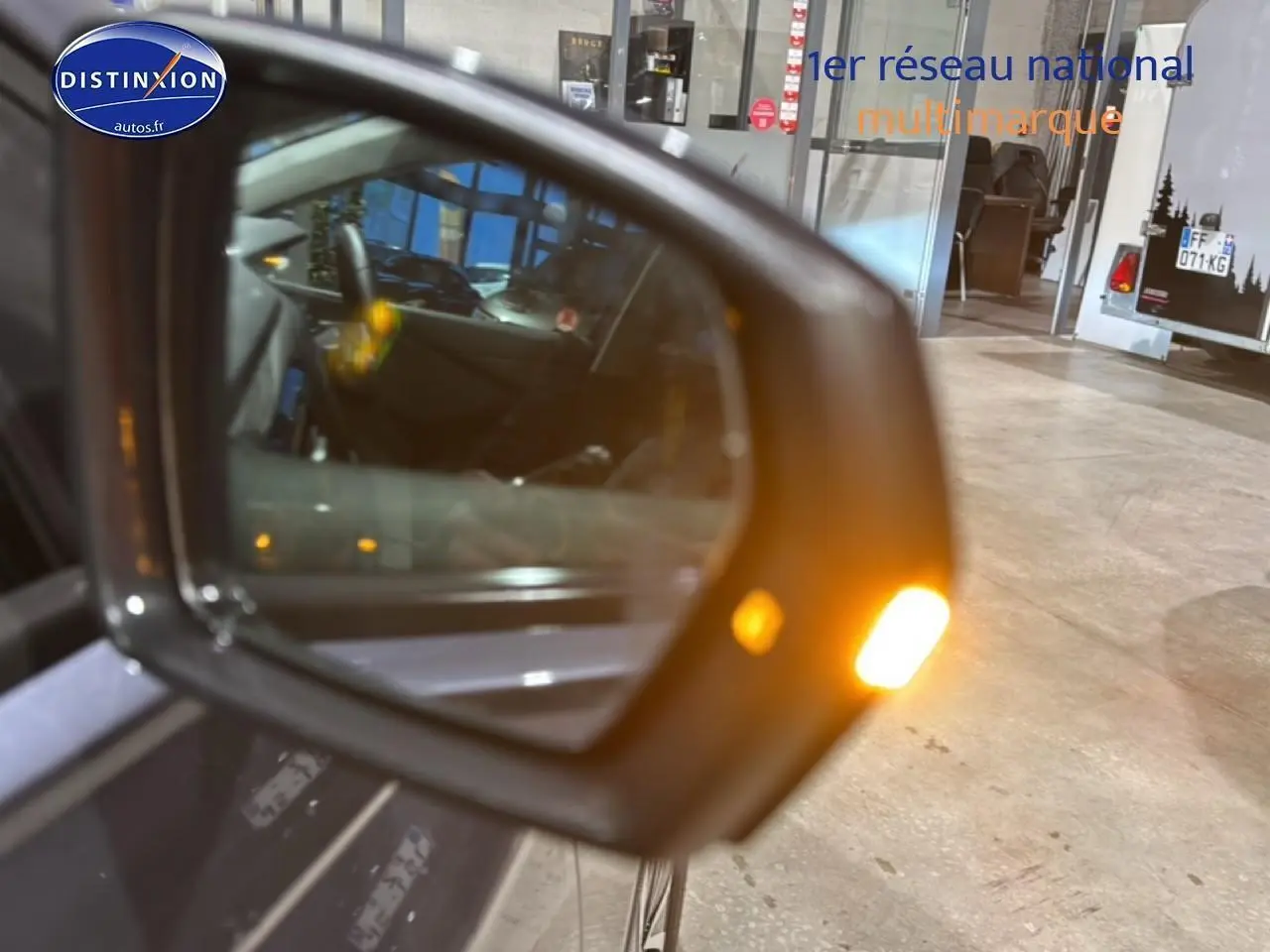 Rétroviseur droit gris cendre de Volkswagen Polo 2025 avec clignotant allumé, intérieur partiellement visible en reflet.