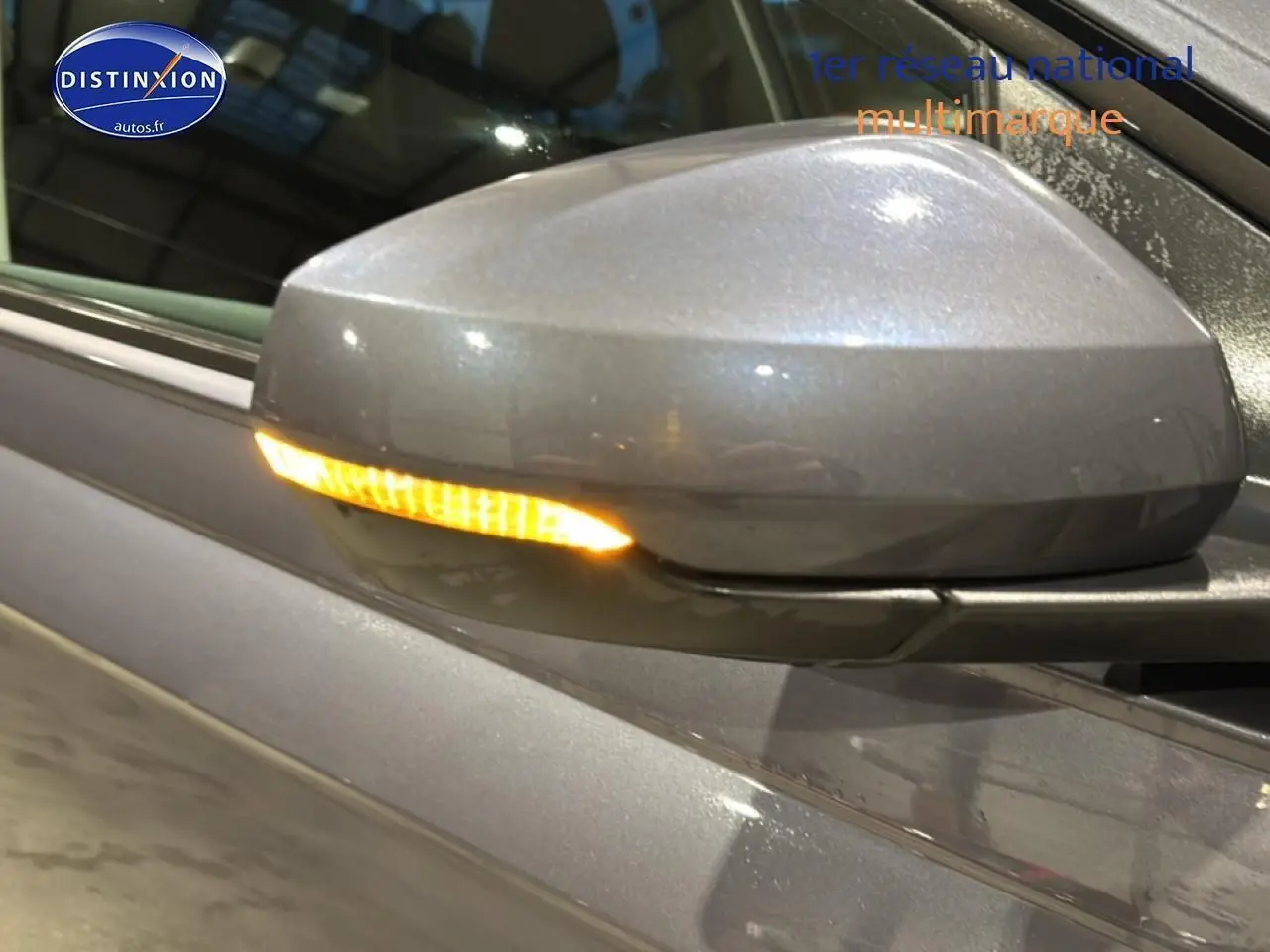 Rétroviseur côté droit gris cendre de Volkswagen Polo 2025 avec clignotant allumé, vue rapprochée.