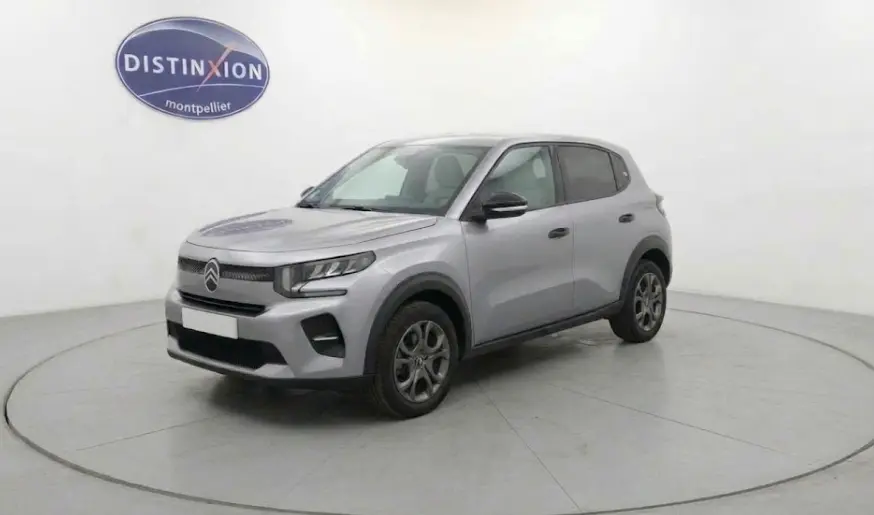 Citroën C3 Turbo 100 ch 2025 gris foncé vue 3/4 avant droit avec jantes et calandre moderne dans studio blanc.