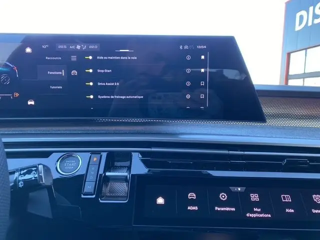 Vue intérieure du tableau de bord du Peugeot 5008 Hybrid 145 GT 2025, avec écran tactile et commandes numériques.