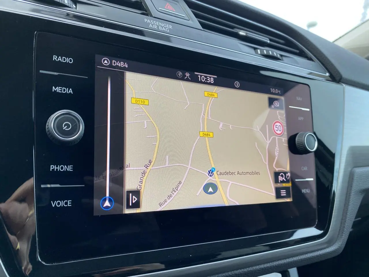 Vue rapprochée de l'écran tactile du système de navigation du Volkswagen Touran 2025, affichant une carte routière.
