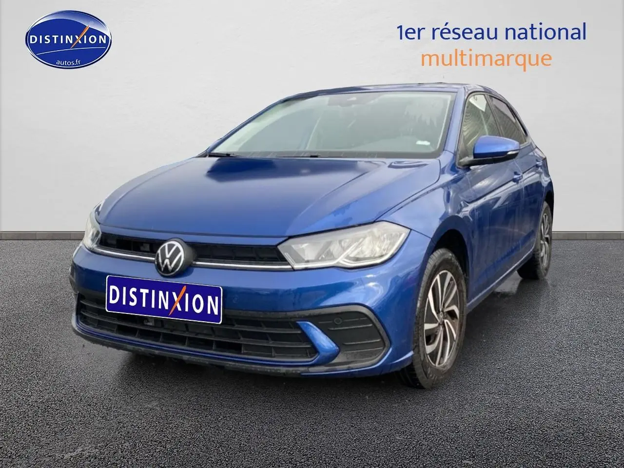 Volkswagen Polo bleu récif vue 3/4 avant droit avec calandre noire et jantes alliage 15 pouces.