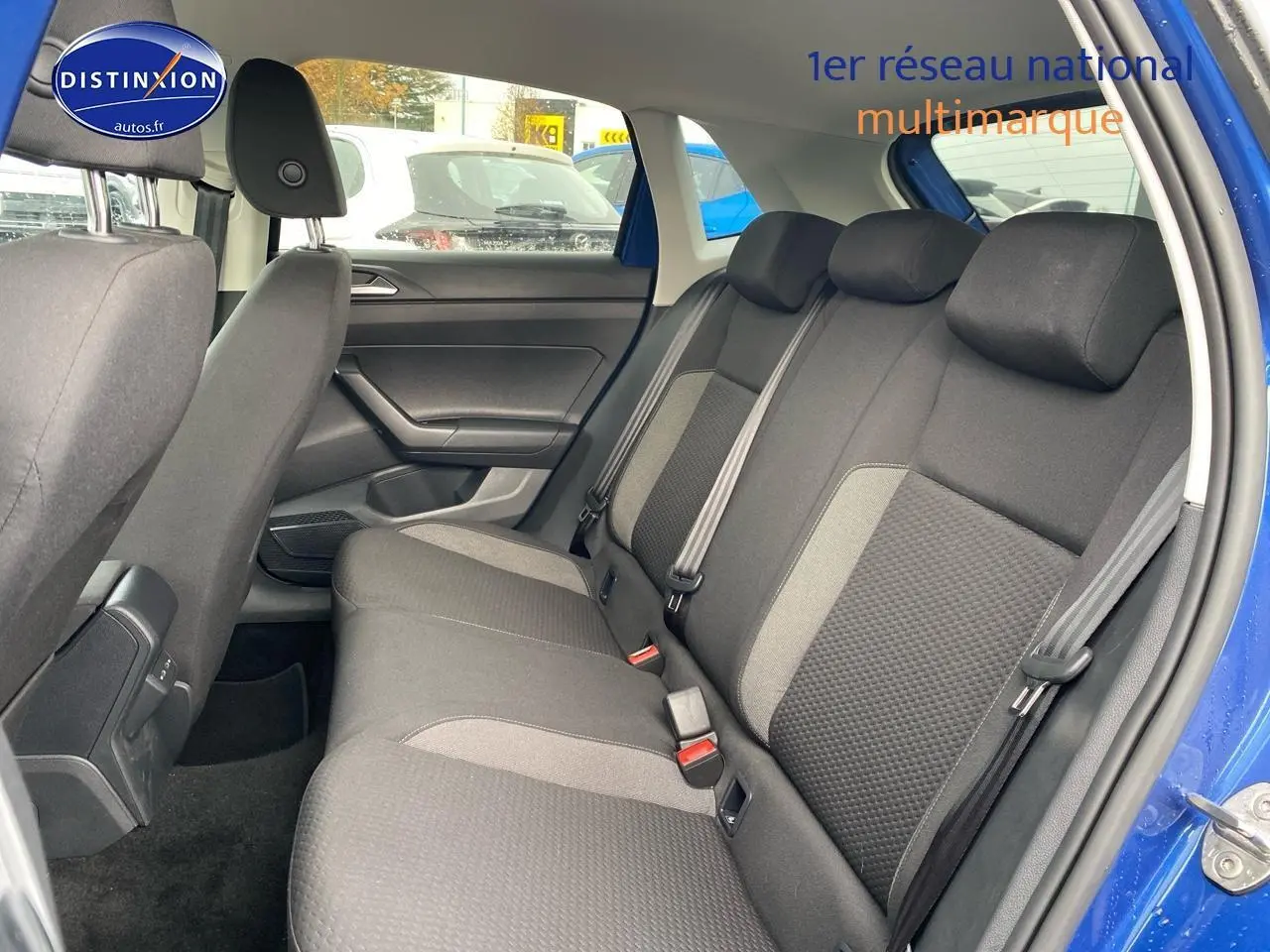 Vue intérieure côté droit sur la banquette arrière en tissu noir et gris d'une Volkswagen Polo Bleu Récif 2025.