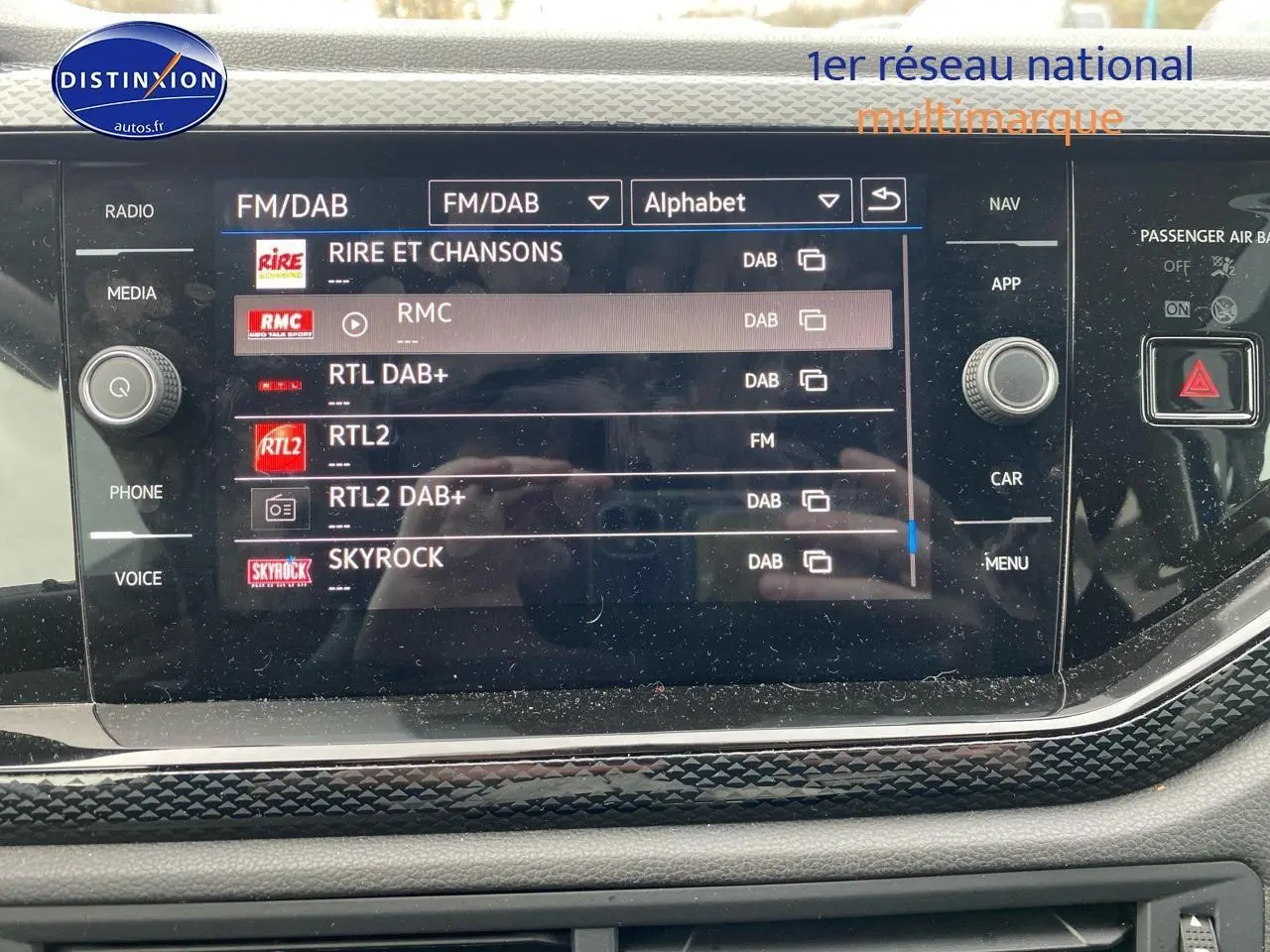 Écran tactile central de la Volkswagen Polo 2025 affichant les stations radio FM/DAB, avec finition intérieure noire et détails chromés.