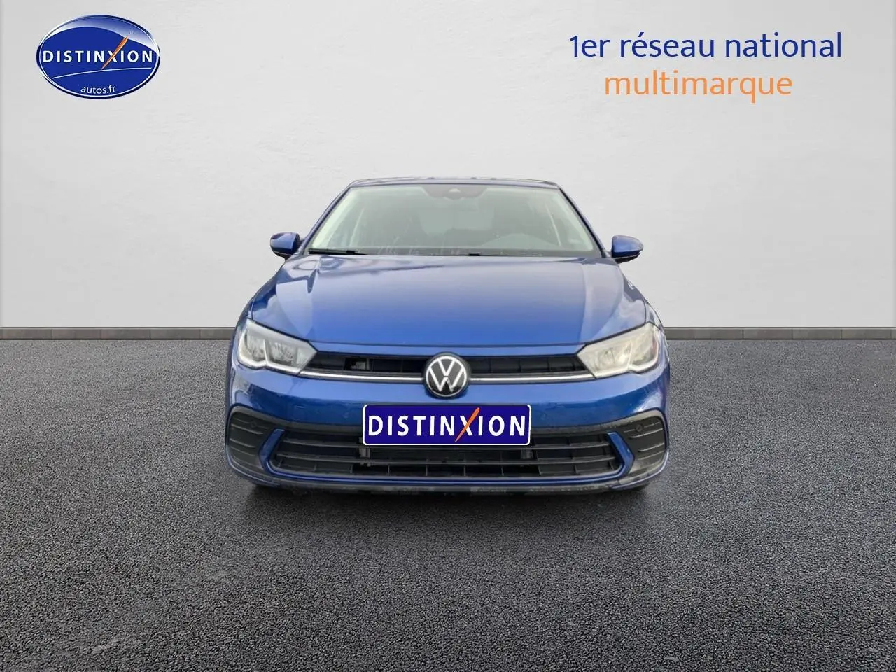 Vue frontale d'une Volkswagen Polo 1.0 TSI 95 VW Edition bleu récif avec calandre noire et logo VW centré.