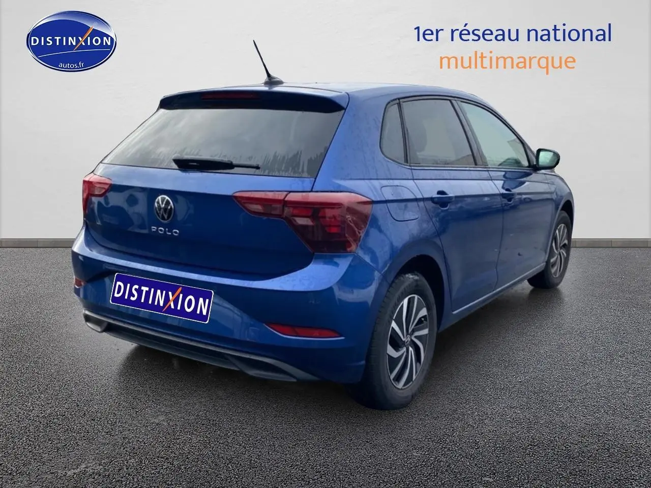 Volkswagen Polo 1.0 TSI 95 VW Edition bleu récif vue 3/4 arrière droit sur fond neutre.