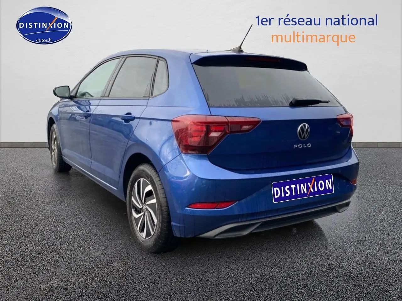 Vue 3/4 arrière gauche d'une Volkswagen Polo bleu récif avec jantes alliage et vitres surteintées.