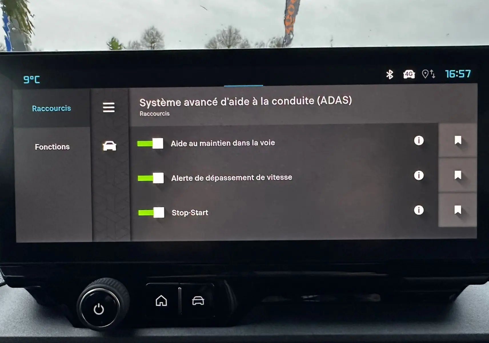 Écran tactile intérieur du Citroën Berlingo 2025 affichant les options avancées d’aide à la conduite (ADAS).