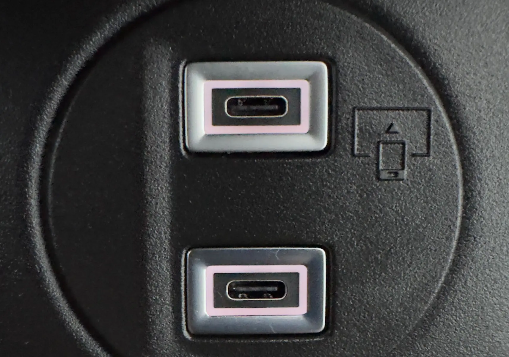 Gros plan sur deux ports USB-C intégrés dans l’habitacle du Citroën Berlingo gris Artense 2025.