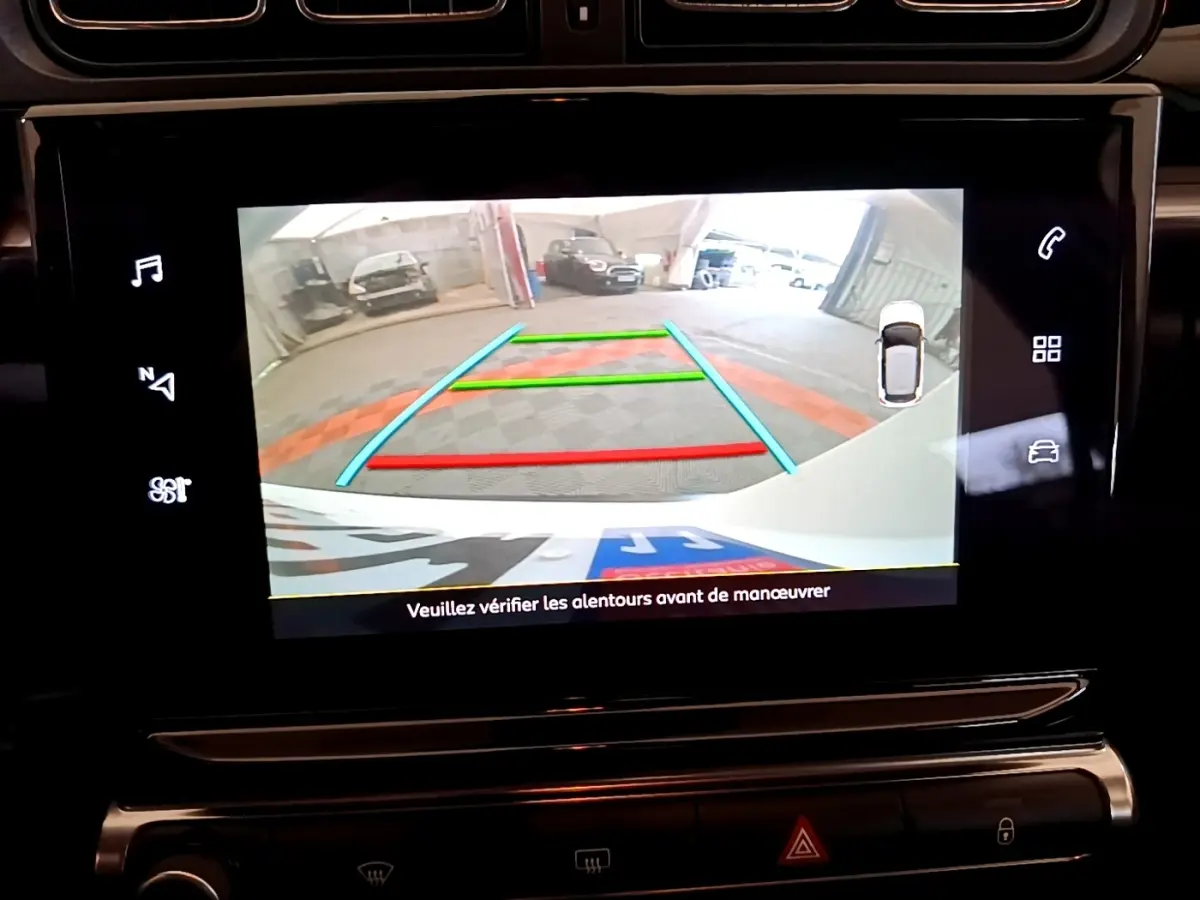 Écran tactile intérieur montrant la caméra de recul avec guidage coloré dans une Citroën C3 blanche de 2021.
