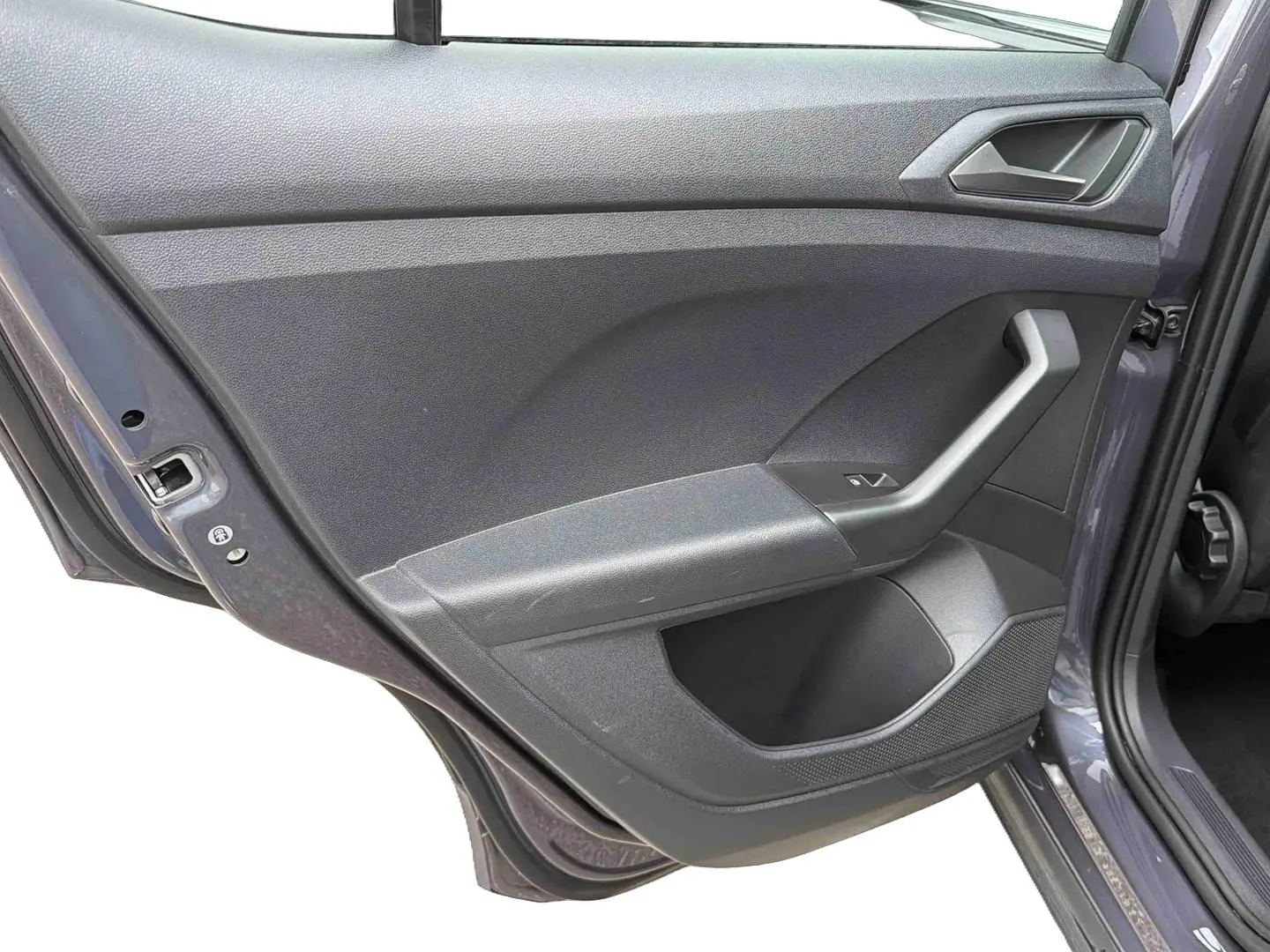 Gros plan sur la porte arrière gauche grise du Volkswagen T-Cross 2025, montrant la poignée et le panneau intérieur.