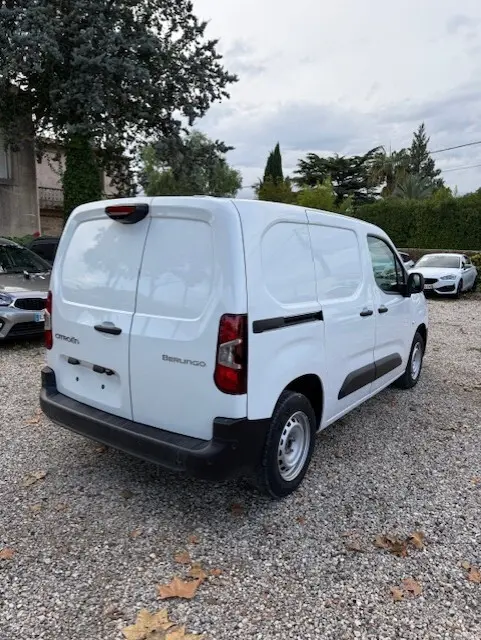 Vue 3/4 arrière droite d’un Citroën Berlingo blanc 2026 version utilitaire diesel avec portes arrière pleines.