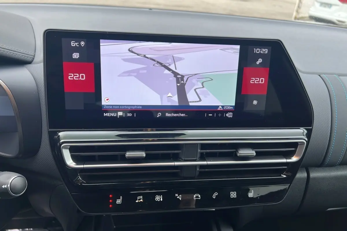 Écran tactile central avec navigation et commandes de climatisation dans le tableau de bord du Citroën C5 Aircross 2025.