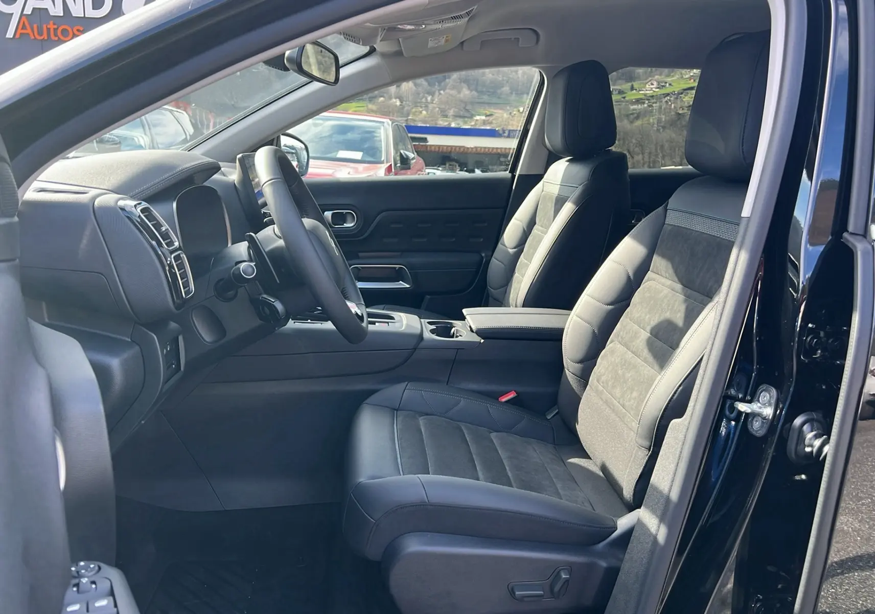 Intérieur du Citroën C5 Aircross 2025, vue côté conducteur, sièges gris avec finitions cuir et alcantara.
