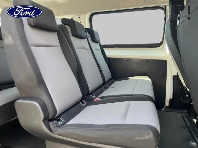 Vue intérieure latérale droite des sièges tissu Curitiba gris et noir du Peugeot Expert Fourgon blanc Banquise, version 9 places.