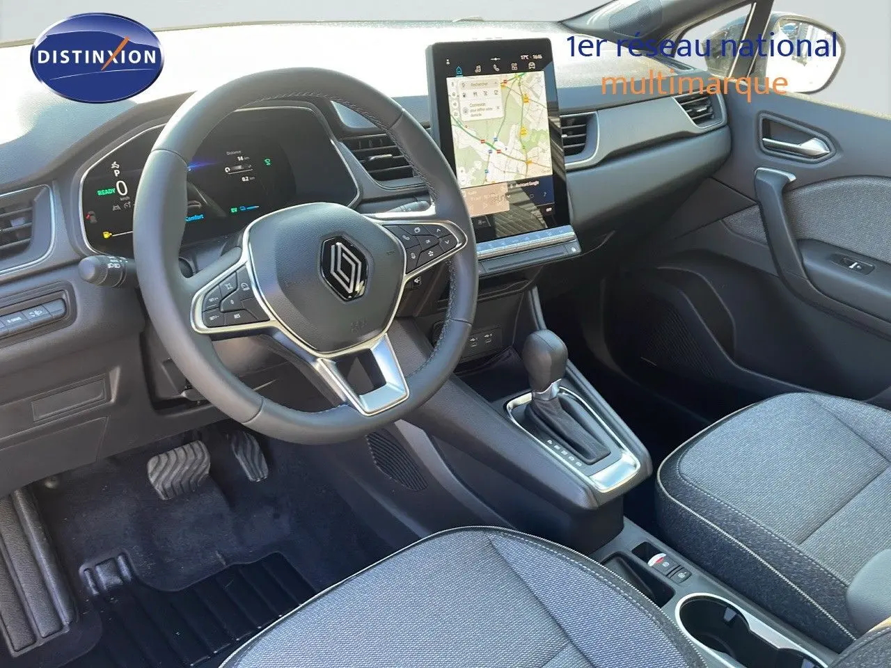 Intérieur avant droit du Renault Captur E-Tech hybride 2025 avec tableau de bord numérique et écran tactile vertical.