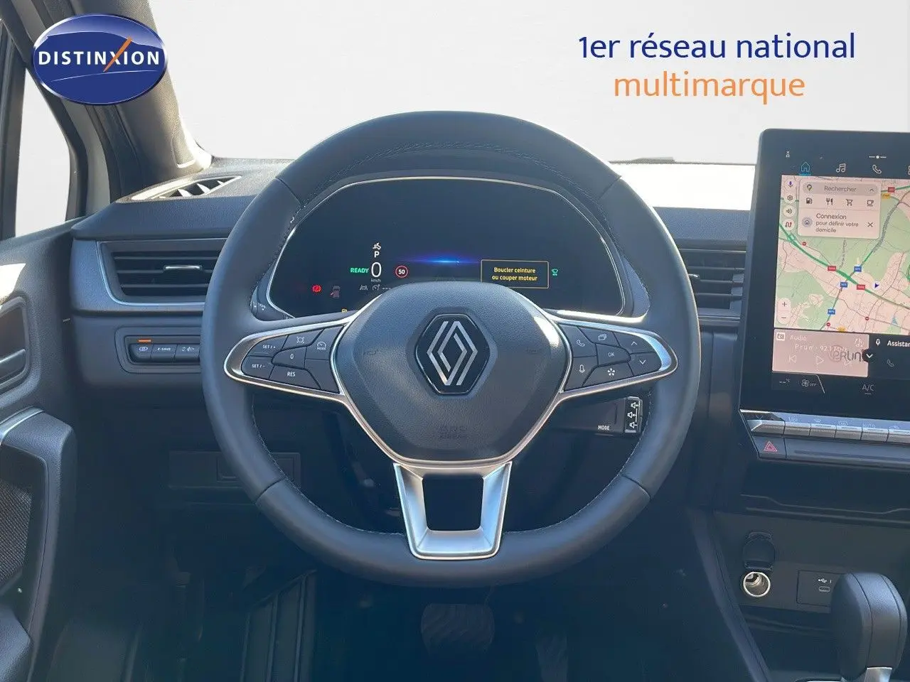 Vue intérieure centrée sur le volant Renault Captur E-Tech 2025 avec tableau de bord numérique et écran tactile.